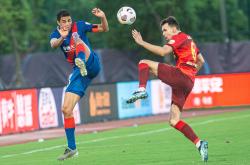 开云APP-西甲勇士在国际比赛中奋勇拼抢