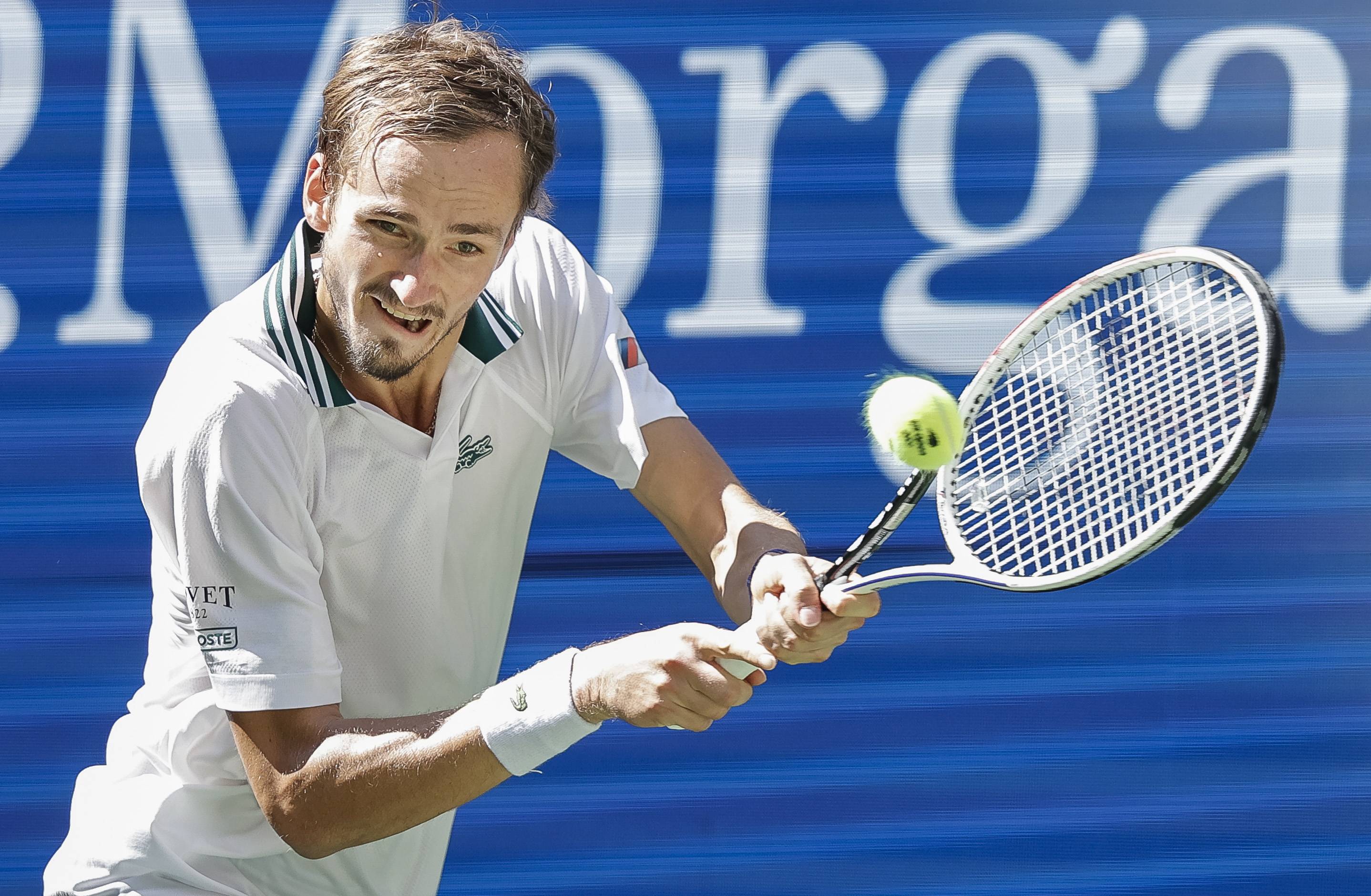 法国网球队鏖战西班牙网球队，梅德韦杰夫高光表现的简单介绍