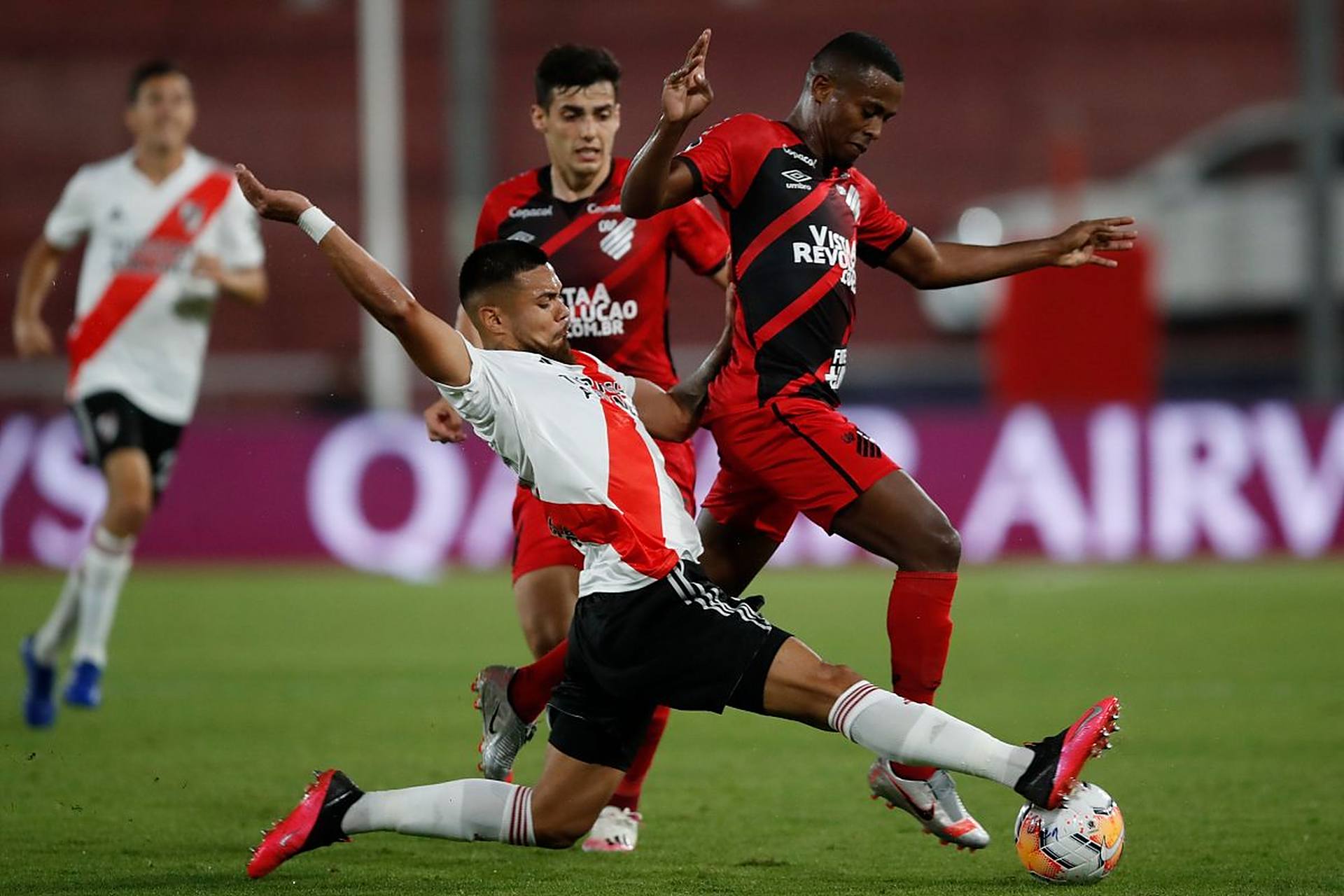 菲律宾队寻找突破，奋力拼搏