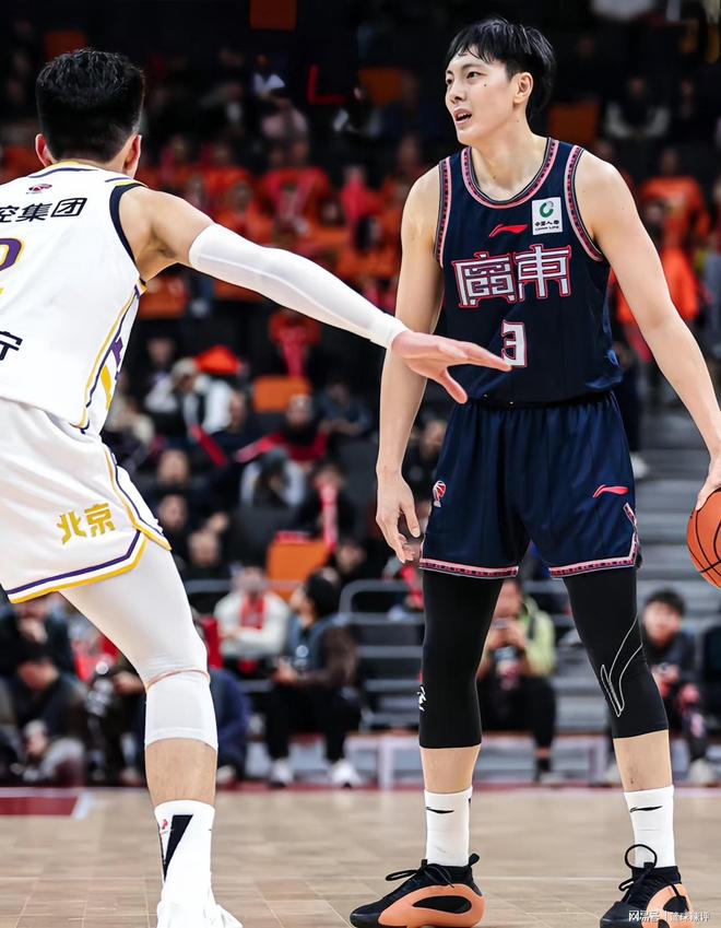 关于中国横扫曼联，阿奎罗三分雨点燃全场的信息