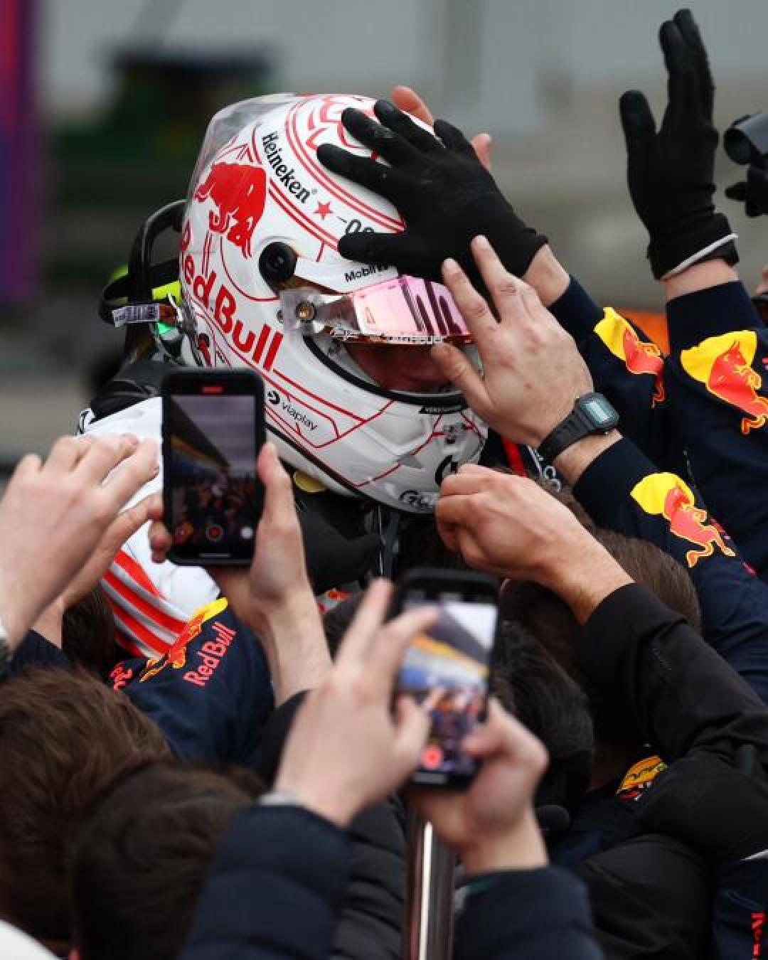 梅赛德斯碾压迈凯伦，维斯塔潘扛起全队的简单介绍