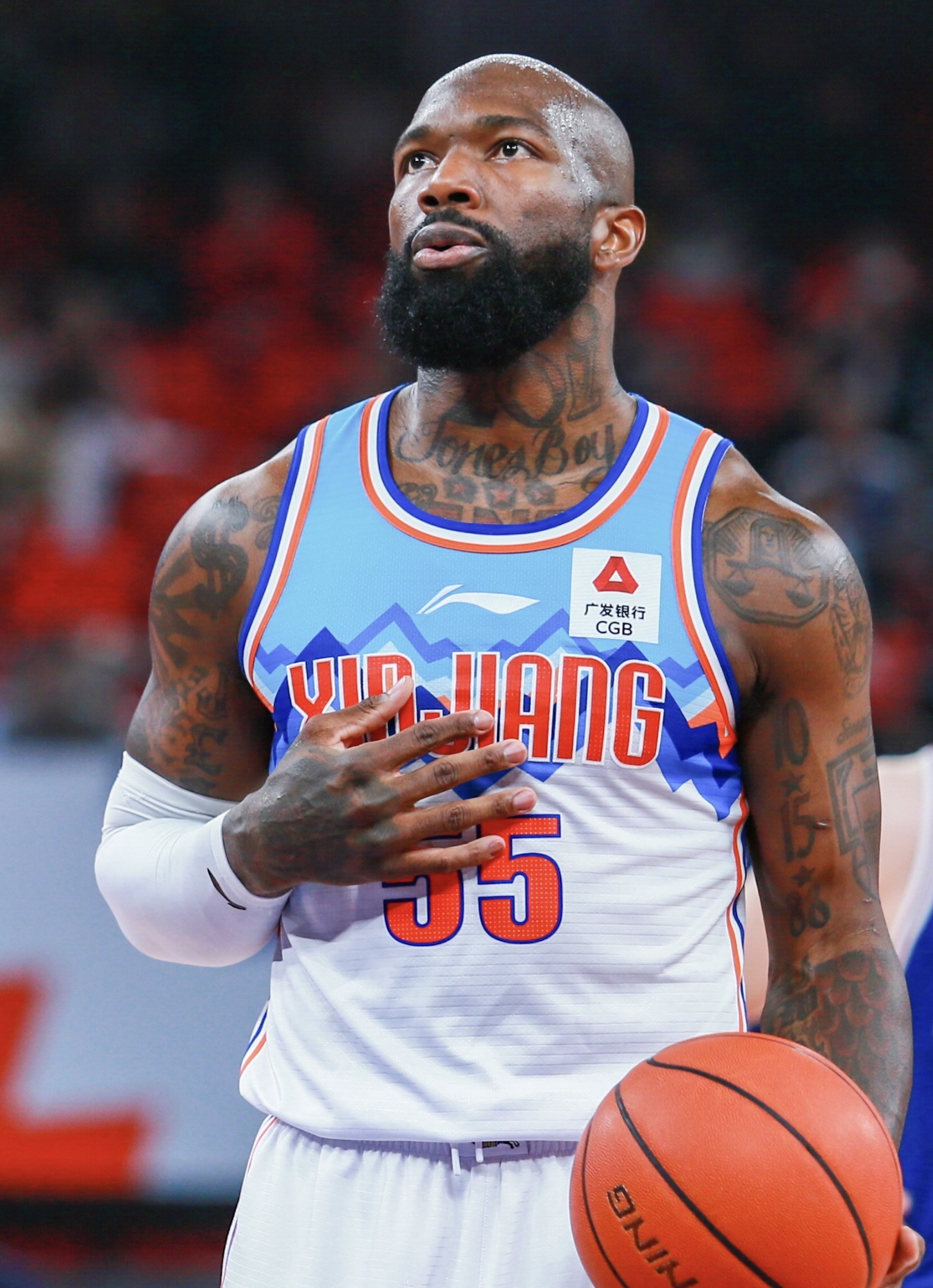 新疆男篮在比赛中夺取胜利果实，展现出色实力的简单介绍