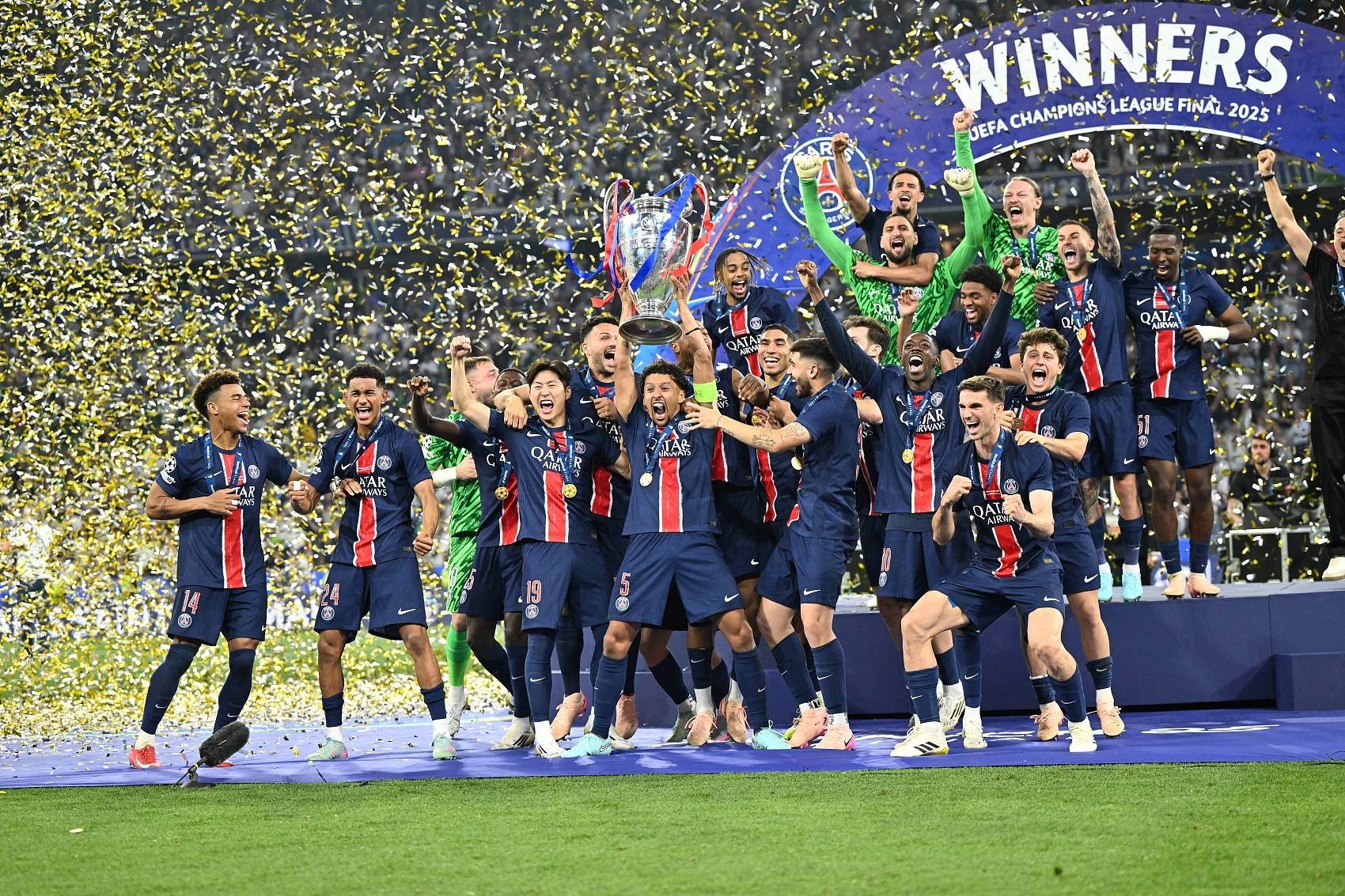 包含欧预赛赛场悬念迭起，球员们誓夺晋级机会的词条