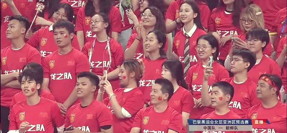 足球场上的激烈对抗让观众目不转睛