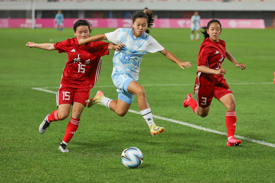 时刻备战:女足运动员全力以赴抢夺胜利的简单介绍 时刻备战:女足运动员全力以赴抢夺胜利的简单介绍