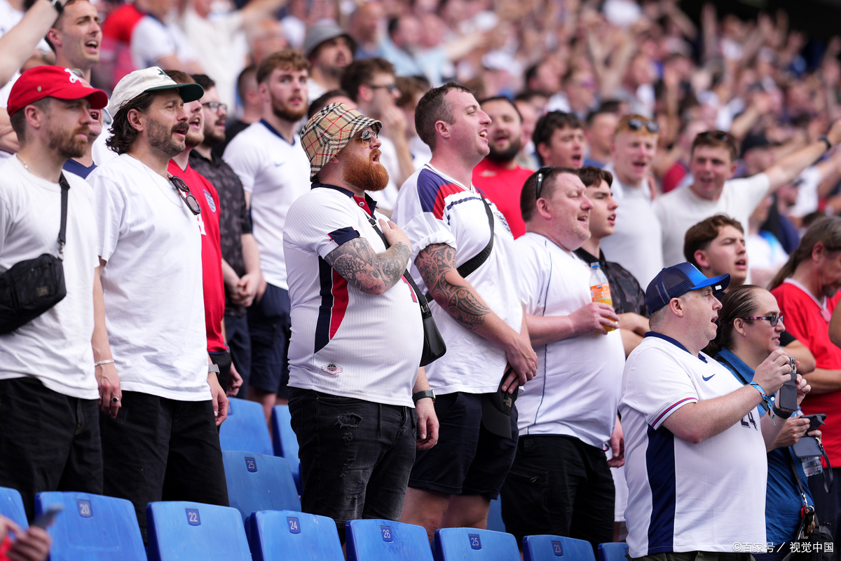 包含足球盛事中球迷热情高涨，现场气氛火爆的词条