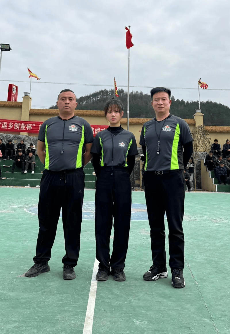 球员们在比赛中展现出强大的团队合作精神