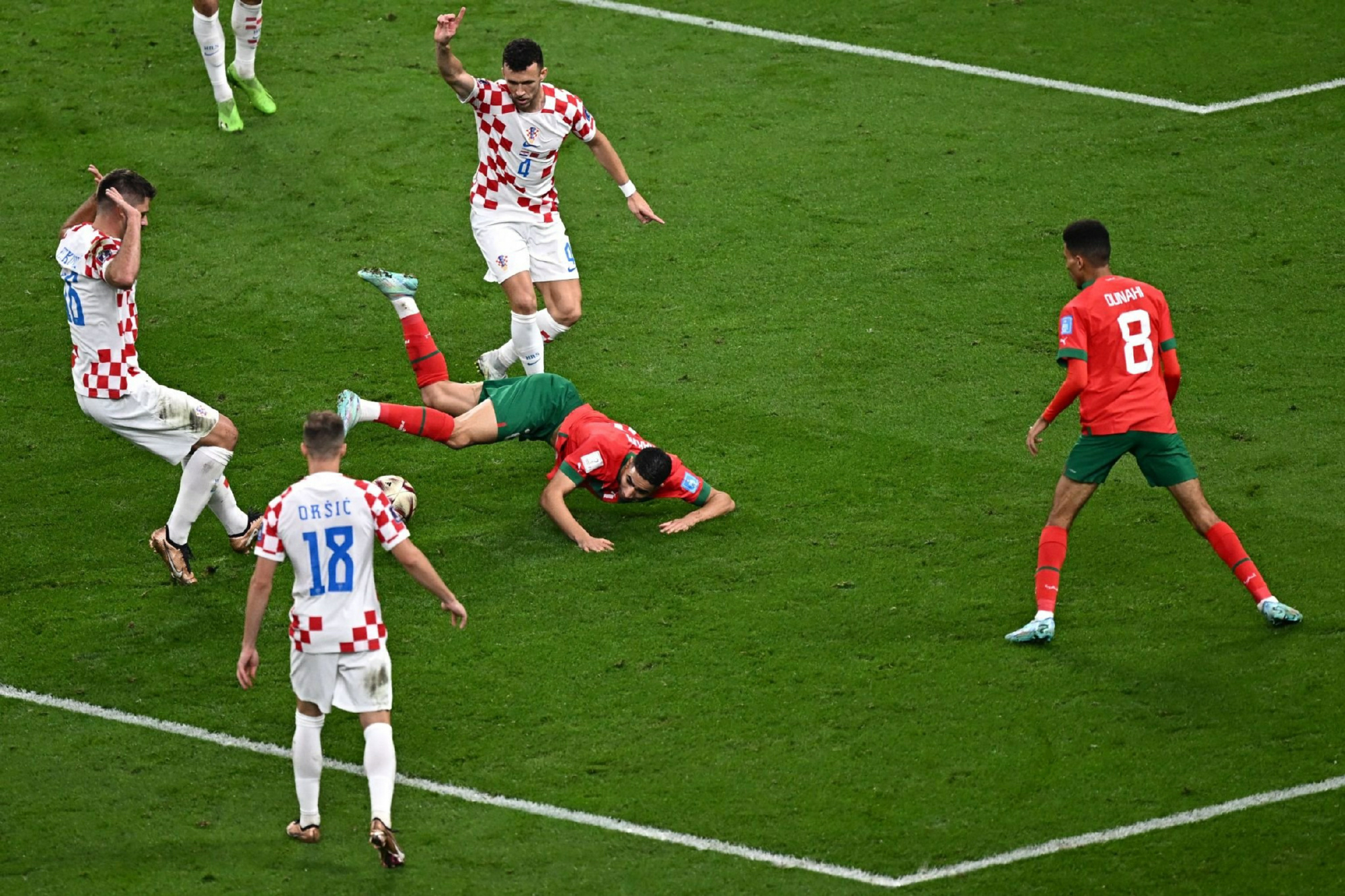 西甲勇士在国际比赛中奋勇拼抢